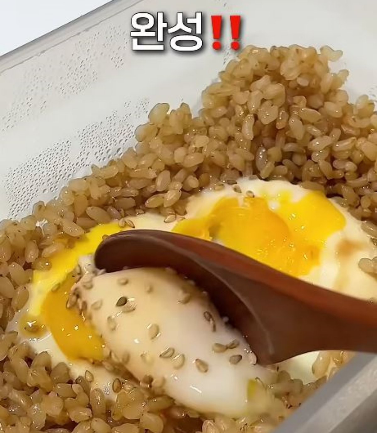 완성된 전자레인지 간장계란밥. / 유튜브 '꾸주니GGUJUNII'