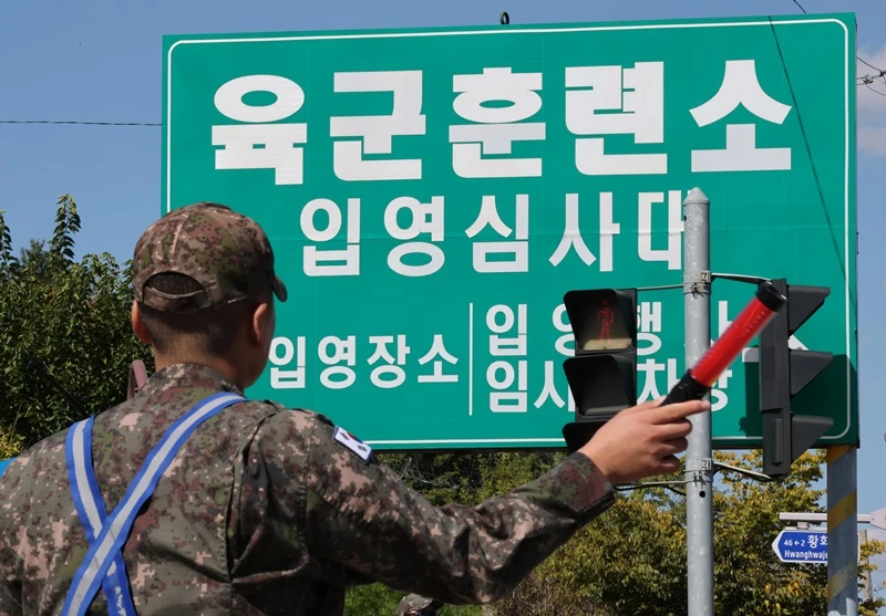 '훈련소 가는 길은 이쪽입니다' / 뉴스1