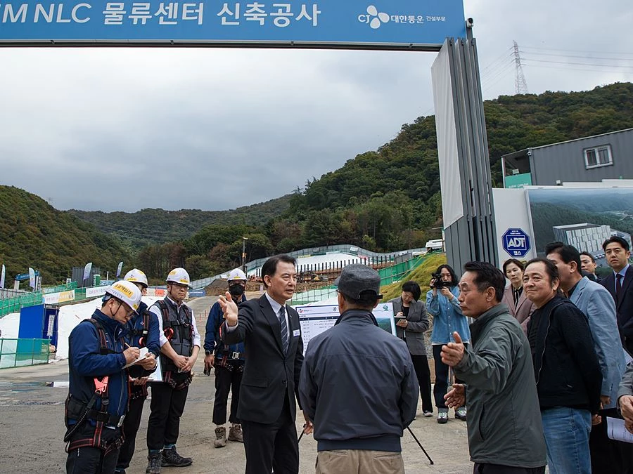 최현덕 시장이 차산리 물류센터 현장을 방문해 주민들의 의견을 청취하고 있다
