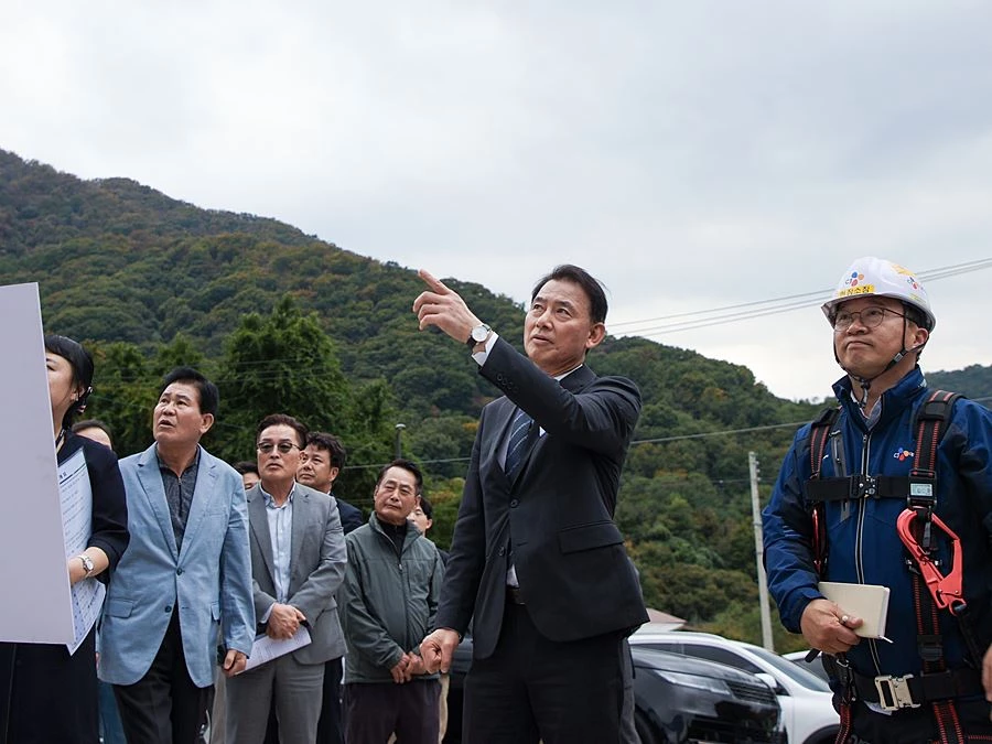 최현덕 시장이 차산리 물류센터를 방문해 현장 점검하고 있다