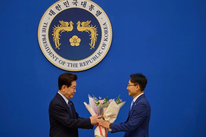 임광현 비서실장에게 임명장 수여하는 이재명 대통령 / 뉴스1