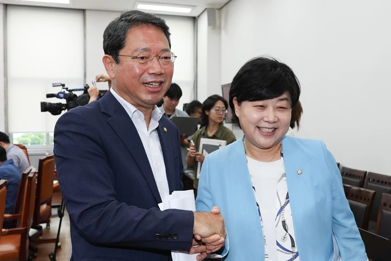 법무부장관 후보자 자리에서 물러난 김승원 더불어민주당 의원, 서영교 법사위원장 / 뉴스1