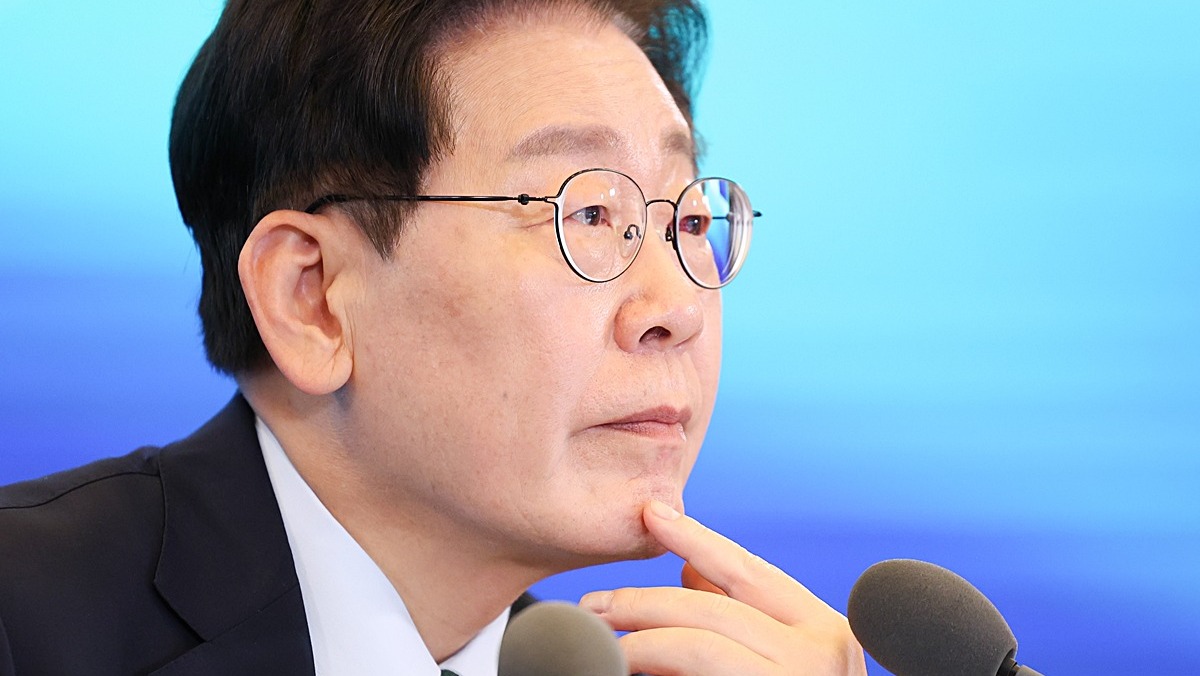 추락하던 이 대통령 지지율…오늘(16일) 뜬 발표, 심상치 않다  