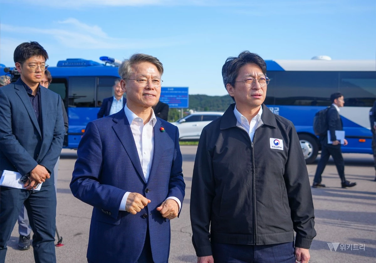 민형배 전남광주통합특별시장과 홍지선 국토교통부장관이 15일 오후 서구 군공항 탄약고 이전 예정지를 찾아 서남권 반도체 클러스터 부지를 점검하고 있다./전남광주통합특별시