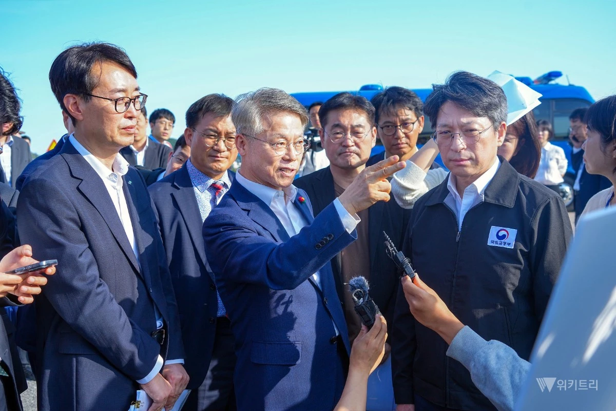 민형배 전남광주통합특별시장과 홍지선 국토교통부장관이 15일 오후 서구 군공항 탄약고 이전 예정지를 찾아 서남권 반도체 클러스터 부지를 점검하고 있다./전남광주통합특별시