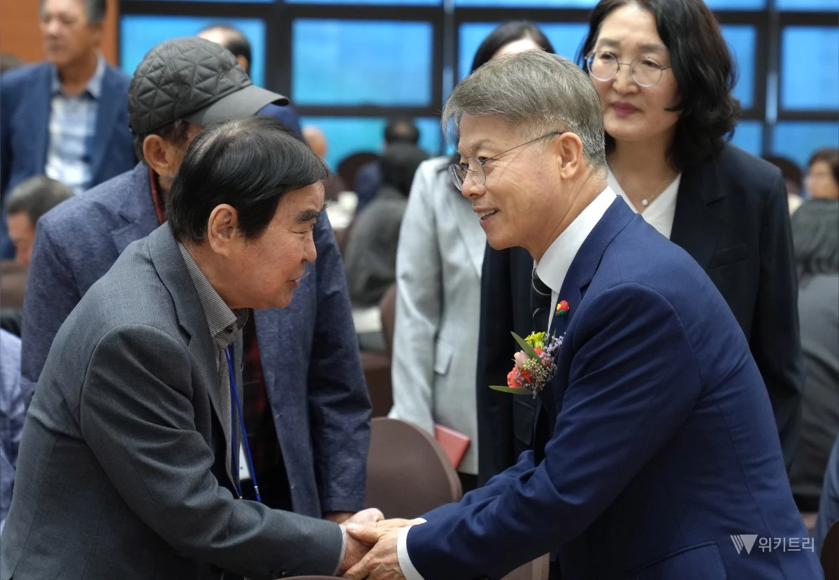 민형배 전남광주통합특별시장이 15일 무안군 스카이웨딩컨벤션에서 열린 ‘제30회 노인의 날 기념식’에서 참석자들과 인사를 나누고 있다. / 전남광주통합특별시