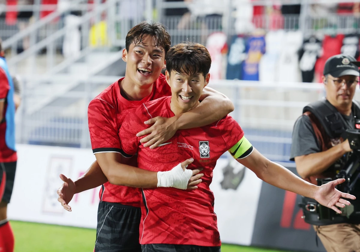 지난달 경기 수원시 팔달구 수원월드컵경기장에서 열린 축구 국가대표 평가전 대한민국과 에콰도르의 경기, 손흥민이 득점을 한 뒤 오현규와 함께 기뻐하고 있다. / 뉴스1