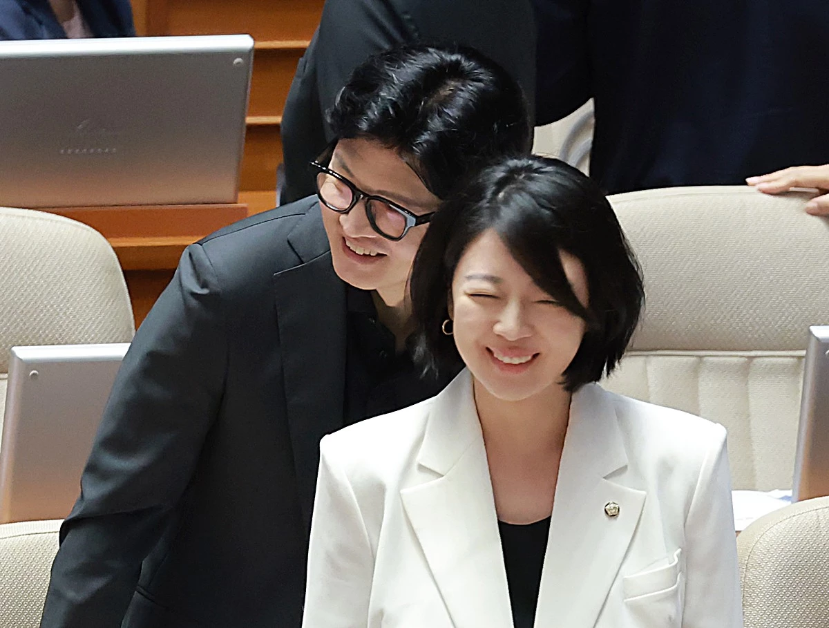 한동훈 의원과 배현진 국민의힘 의원(오른쪽). 기사 이해를 돕기 위한 자료 사진. 배 의원은 더불어민주당이 제기한 한 의원 딸 의혹에 대해 '정치 보복'이라고 주장했다. 배 의원은 지난 14일 CBS 라디오 ‘박성태의 뉴스쇼’에서 '한 의원은 국회 외교통일위원회 소속으로서 지금 미국에서 국감을 하고 있는데 국내에 없는 틈을 타서 정치적으로 보복이라고 해야 될까'라고 말했다. / 연합뉴스