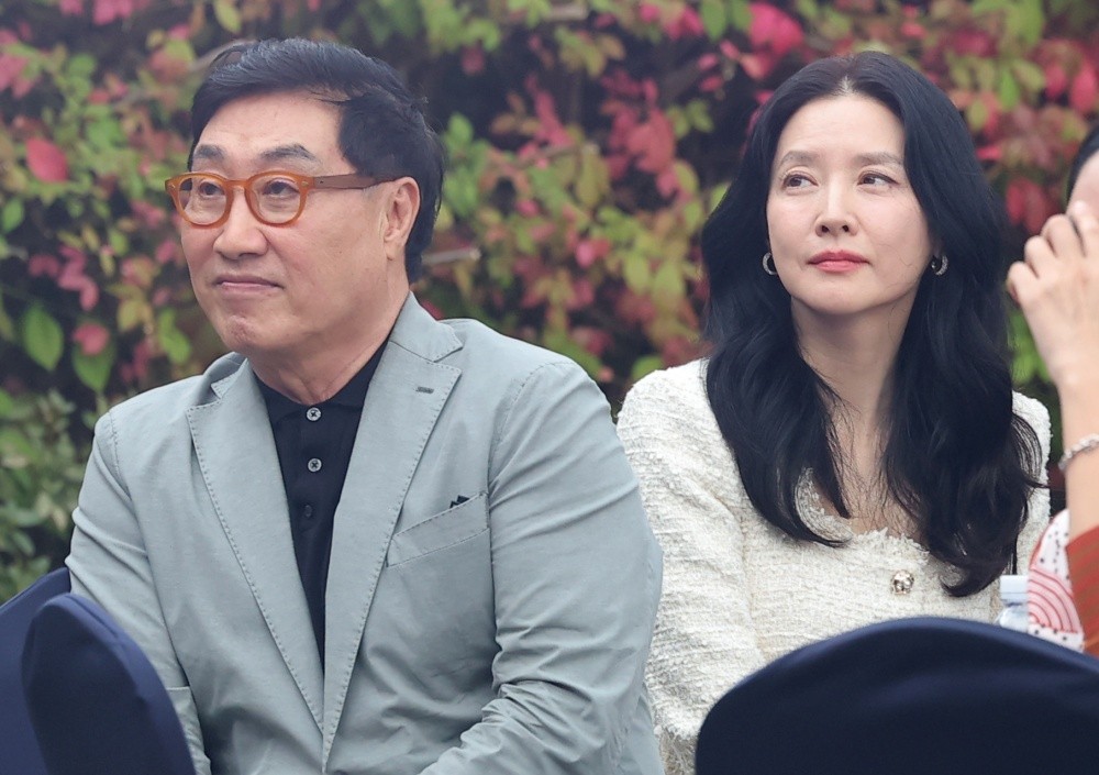 배우 이영애가 남편 정호영 씨와 함께 '제16회 아름다운예술인상' 시상식에 참석했다. / 뉴스1