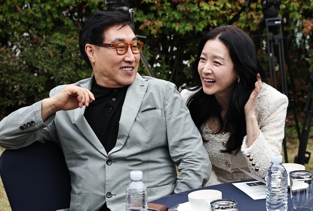 배우 이영애가 남편 정호영 씨와 함께 '제16회 아름다운예술인상' 시상식에 참석해 밝게 웃고 있는 모습. / 뉴스1