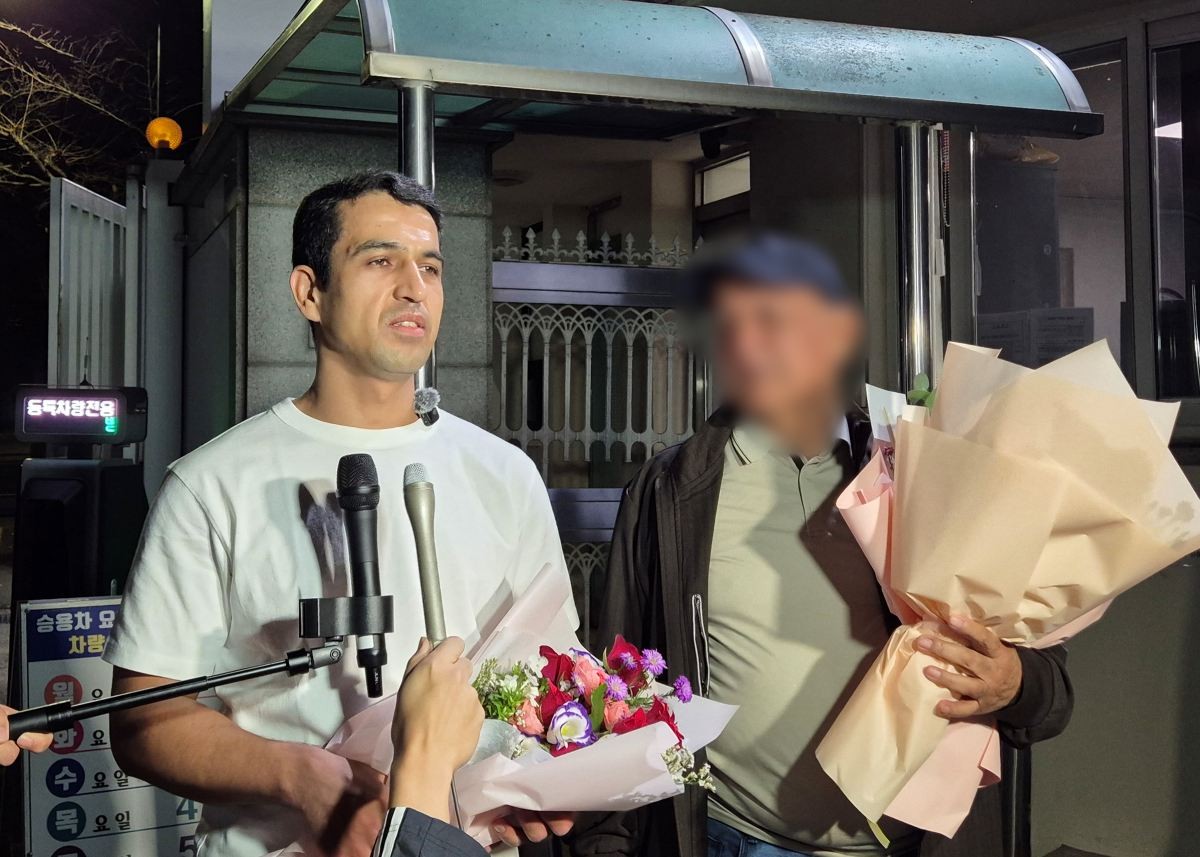 법원의 재심 개시와 형집행정지 결정으로 약 17년 만에 풀려난 우즈베키스탄 국적의 보조로브 아크말(37) 씨가 15일 오후 경남 창원시 마산회원구 창원교도소 앞에서 취재진 질문에 답하고 있다. 2026.10.15. / 연합뉴스