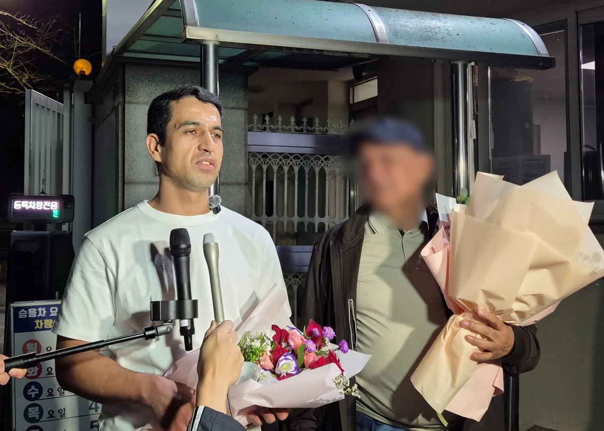 법원의 재심 개시와 형집행정지 결정으로 약 17년 만에 풀려난 우즈베키스탄 국적의 보조로브 아크말(37) 씨가 15일 오후 경남 창원시 마산회원구 창원교도소 앞에서 취재진 질문에 답하고 있다. 2026.10.15. / 연합뉴스