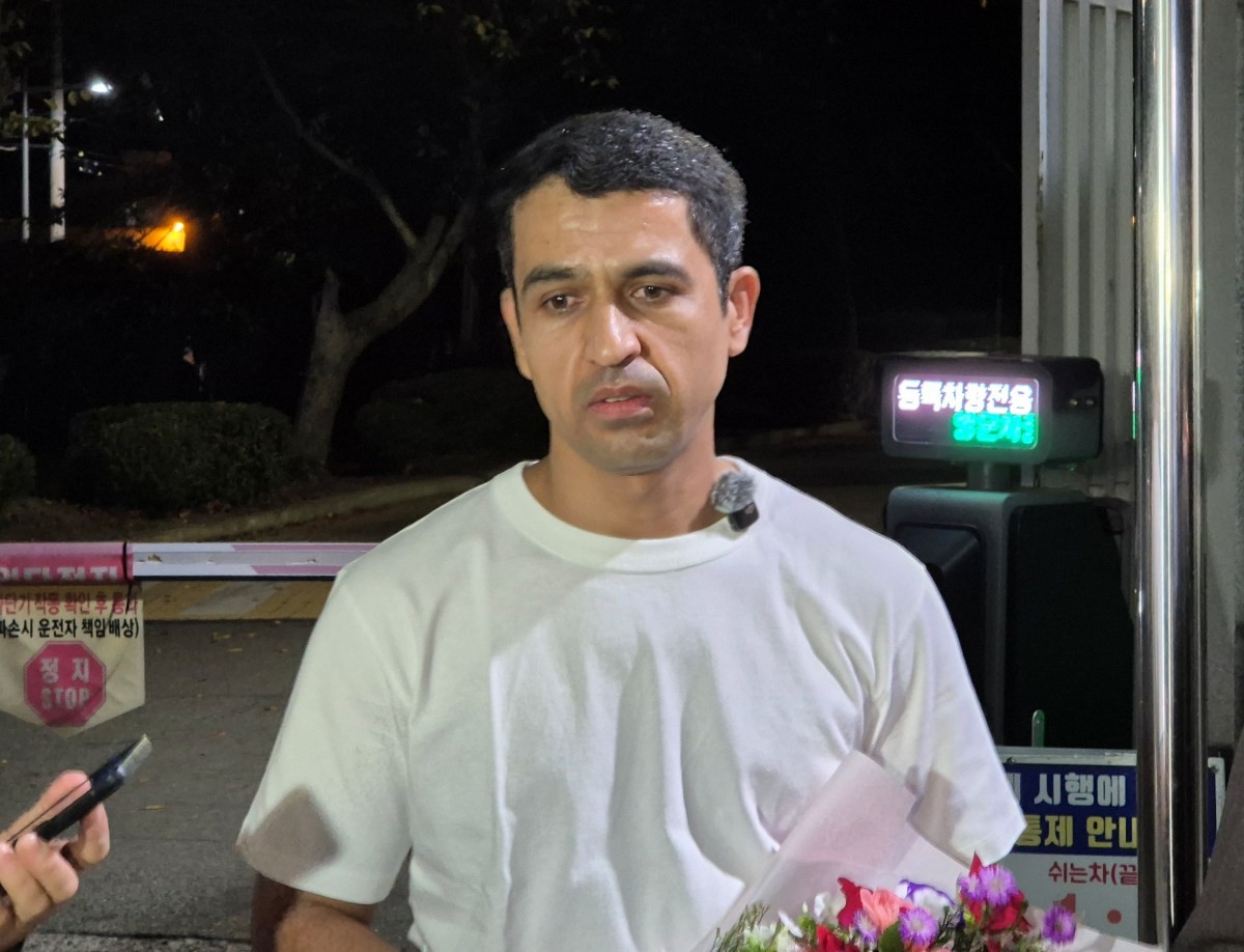 법원의 재심 개시와 형집행정지 결정으로 약 17년 만에 풀려난 우즈베키스탄 국적의 보조로브 아크말(37) 씨가 15일 오후 경남 창원시 마산회원구 창원교도소 앞에서 취재진 질문에 답하고 있다. 2026.10.15. / 연합뉴스