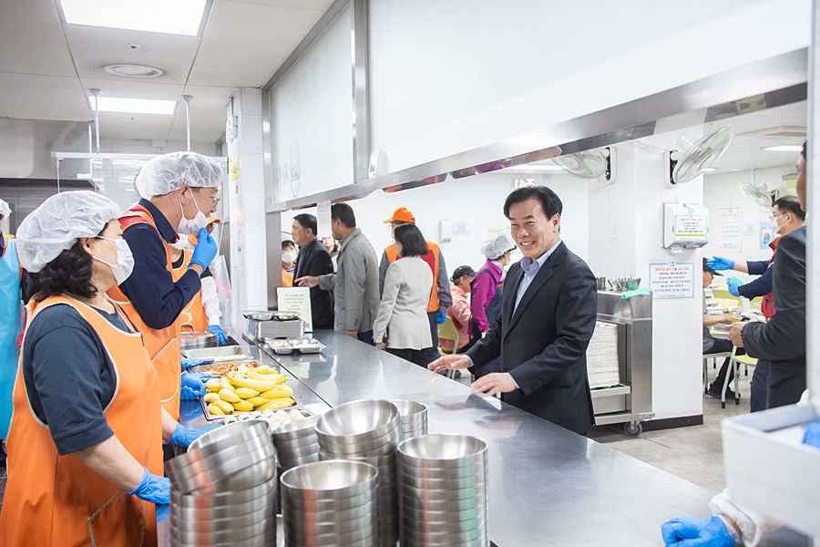 "365일이 어르신을 위한 날" 서해구, 1,900명 초대한 민·관 경로잔치