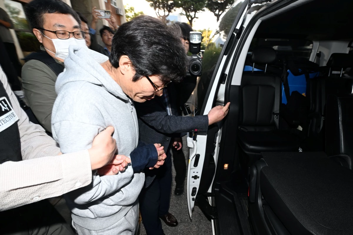 강도살인 혐의를 받는 박용수(53)가 16일 광주 동부경찰서를 빠져 나와 광주공소청으로 송치되고 있다. / 뉴스1