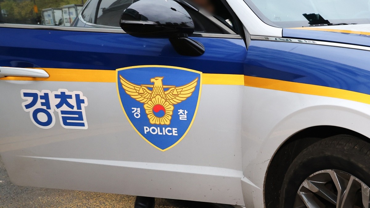 기사와 직접적으로 무관한 경찰 자료사진. 경찰과 소방 당국은 15일 오전 1시 40분께 고양시 덕양구의 한 아파트에서 '어머니가 숨져 있고 아버지는 실종됐다'는 가족의 신고를 접수했다. 현장에 나간 경찰은 아파트 일대를 수색하다가 약 200m 떨어진 화단에서 숨져 있는 70대 남편 A씨를 찾았다. 경찰은 A씨가 함께 살던 70대 아내 B씨를 살해한 것으로 보고 있다. B씨는 뇌졸중을 앓은 뒤 거동이 어려워 침대에 누운 채 생활해 왔다. A씨는 이런 아내를 수년간 곁에서 병간호해 온 것으로 조사됐다. / 연합뉴스