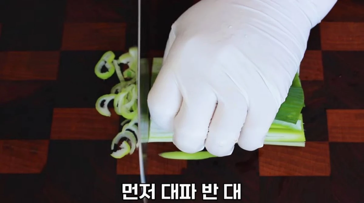 대파 반 대를 써는 모습. / 유튜브 '집밥 korean home cooking'