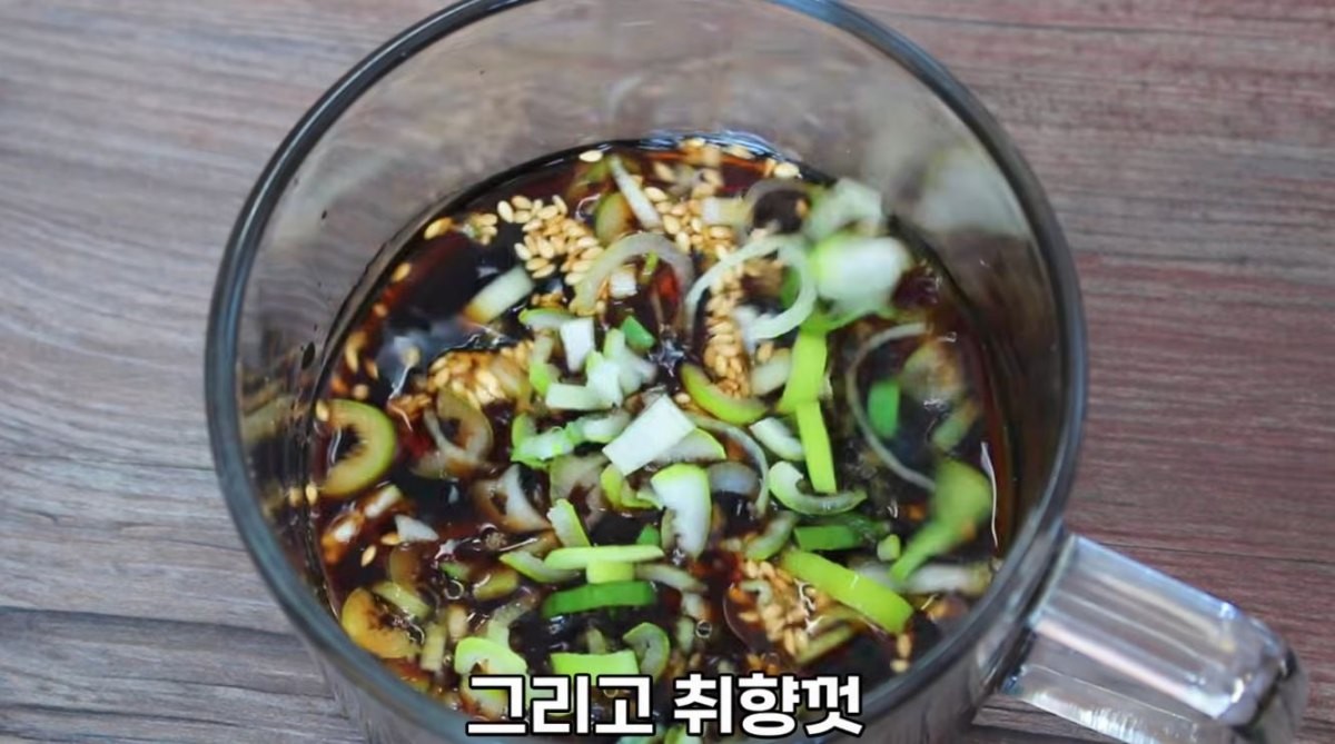 계란 양념장을 만드는 모습. / 유튜브 '집밥 korean home cooking'