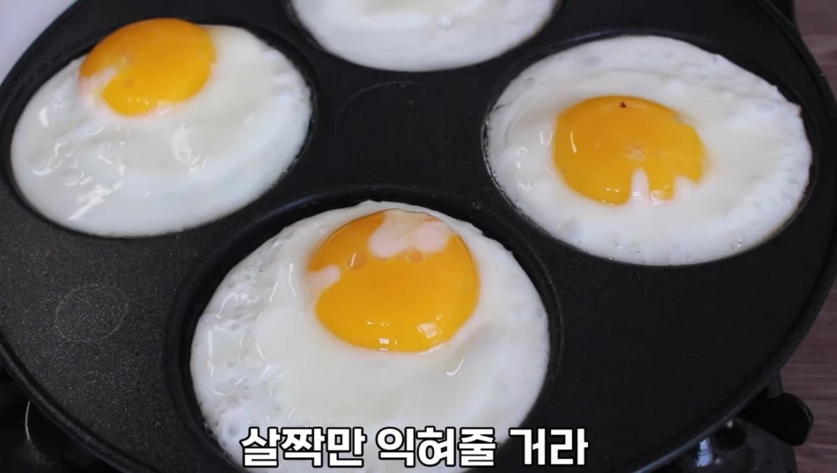 계란을 살짝 익혀주는 모습. / 유튜브 '집밥 korean home cooking'