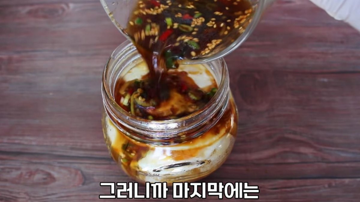 구워진 계란을 유리병에 한 장씩 놓고 양념을 부어주는 모습. / 유튜브 '집밥 korean home cooking'