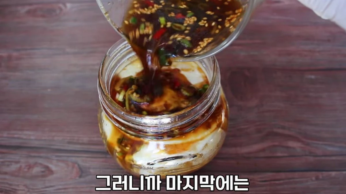 구워진 계란을 유리병에 한 장씩 놓고 양념을 부어주는 모습. / 유튜브 '집밥 korean home cooking'
