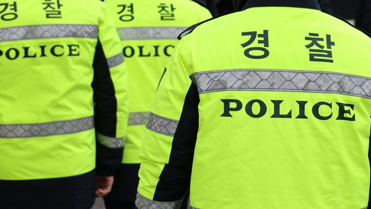 기사와 직접적으로 무관한 경찰 자료사진. 경북 봉화군에서 할머니가 흉기에 찔려 숨진 채 발견돼 경찰이 수사에 나섰다. 16일 오전 8시께 봉화군의 한 마을에서 80대 여성 A씨가 흉기에 찔려 숨져 있다는 신고가 경찰과 소방당국에 접수됐다. 경찰은 정확한 사건 경위를 파악하기 위해 수사력을 모으고 있는 것으로 전해졌다. 경찰 관계자는 '모든 가능성을 열고 수사하고 있다'고 밝혔다. / 연합뉴스