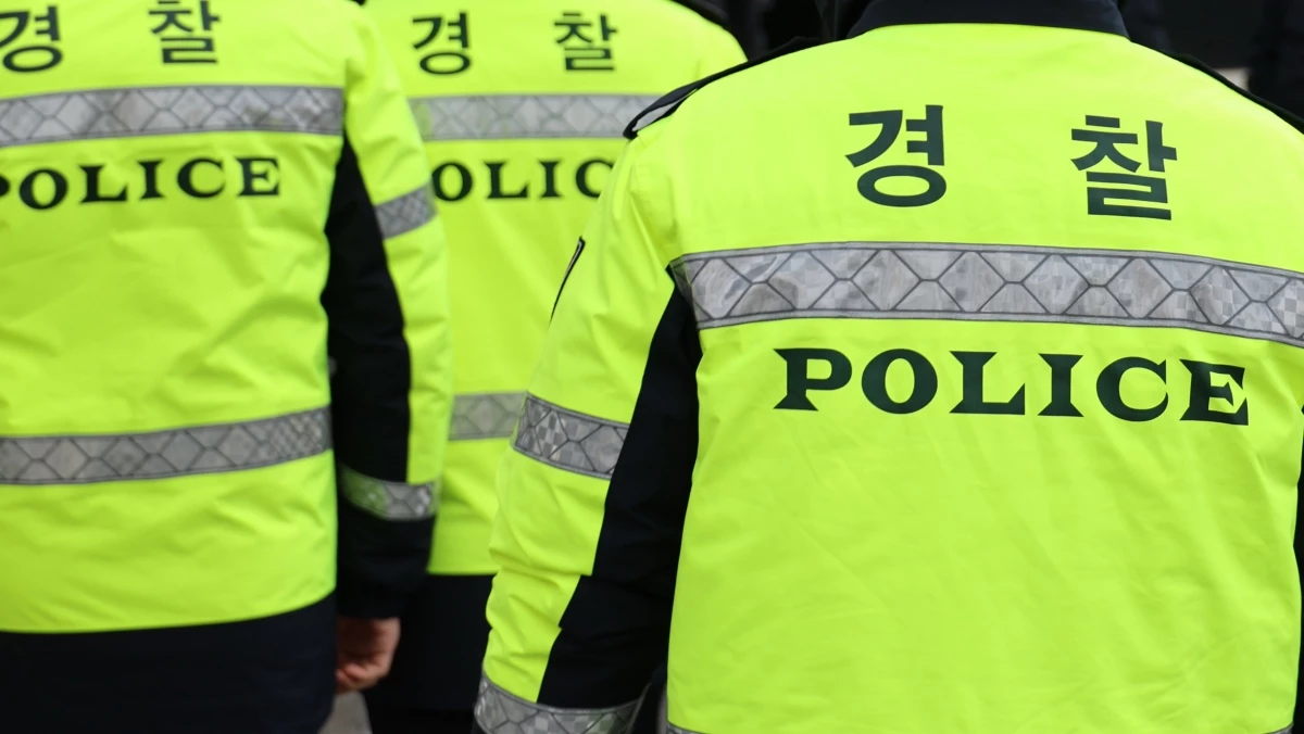기사와 직접적으로 무관한 경찰 자료사진. 경북 봉화군에서 할머니가 흉기에 찔려 숨진 채 발견돼 경찰이 수사에 나섰다. 16일 오전 8시께 봉화군의 한 마을에서 80대 여성 A씨가 흉기에 찔려 숨져 있다는 신고가 경찰과 소방당국에 접수됐다. 경찰은 정확한 사건 경위를 파악하기 위해 수사력을 모으고 있는 것으로 전해졌다. 경찰 관계자는 '모든 가능성을 열고 수사하고 있다'고 밝혔다. / 연합뉴스