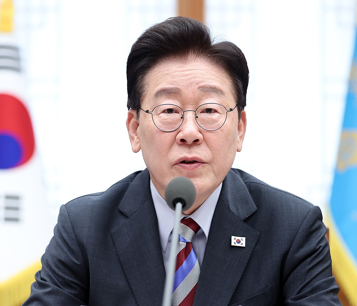 이재명 대통령. 기사 이해를 돕기 위한 자료 사진. 이 대통령의 국정 지지율이 소폭 상승해 취임 후 최저치를 벗어났다는 여론조사 결과가 16일 나왔다. 여론조사 전문기관 한국갤럽이 지난 13∼15일 전국 만 18세 이상 유권자 1003명을 대상으로 조사한 결과를 이날 공개했다. 조사 결과 이 대통령의 지지율은 전주 조사 대비 2%포인트(p) 상승한 39%로 집계됐다. 부정 평가는 직전 조사 대비 1%p 상승한 52%를 기록했다. 응답자의 9%는 의견을 유보한 것으로 나타났다. / 연합뉴스