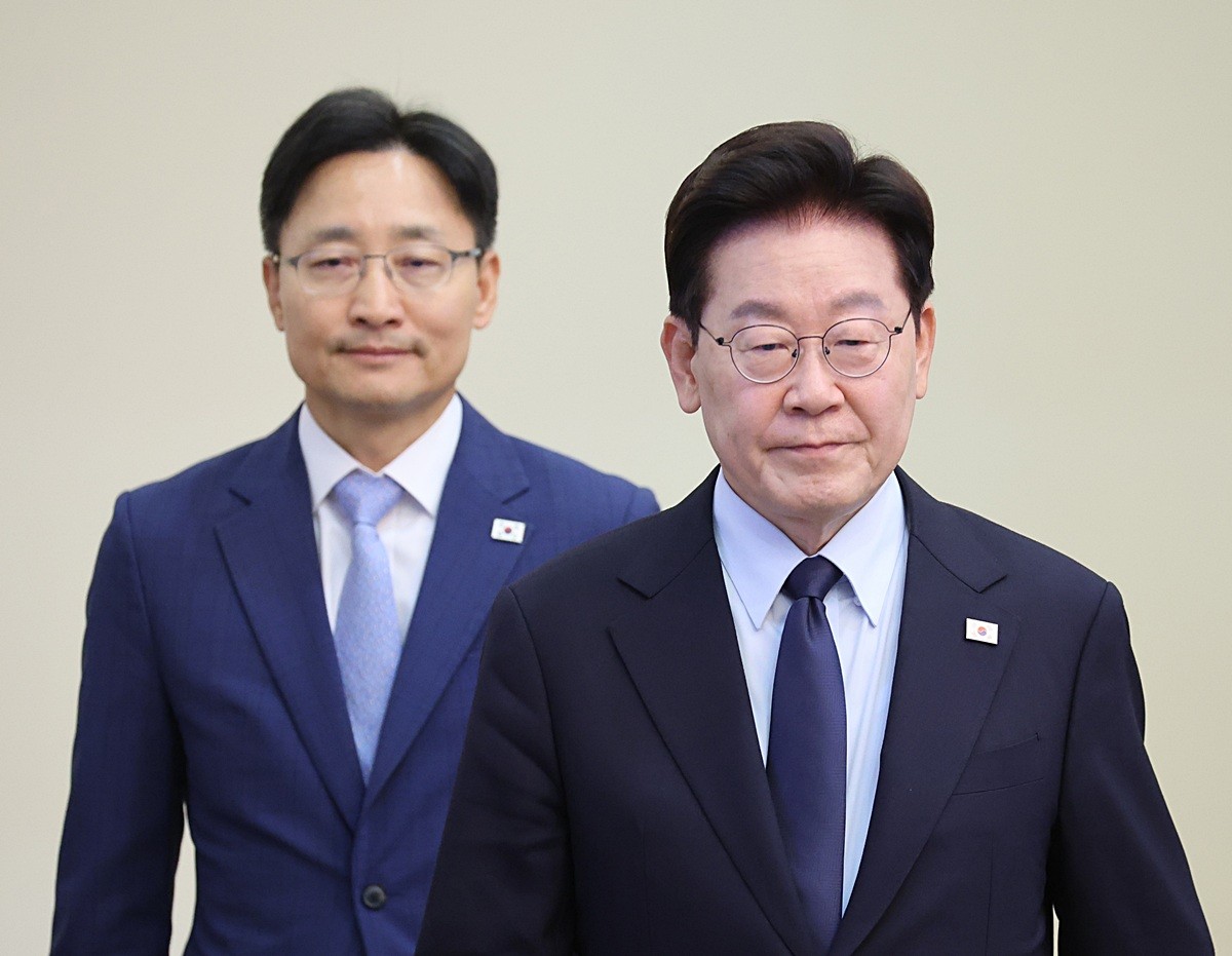 이재명 대통령과 임광현 대통령비서실장(오른쪽). 기사 이해를 돕기 위한 자료 사진. 이 대통령의 국정 지지율이 소폭 상승해 취임 후 최저치를 벗어났다는 여론조사 결과가 16일 나왔다. 여론조사 전문기관 한국갤럽이 지난 13∼15일 전국 만 18세 이상 유권자 1003명을 대상으로 조사한 결과를 이날 공개했다. 조사 결과 이 대통령의 지지율은 전주 조사 대비 2%포인트(p) 상승한 39%로 집계됐다. 부정 평가는 직전 조사 대비 1%p 상승한 52%를 기록했다. 응답자의 9%는 의견을 유보한 것으로 나타났다. / 연합뉴스