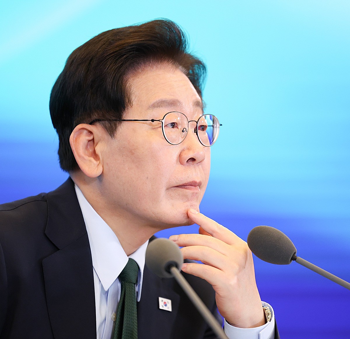 이재명 대통령이 서울 시내 한 회의장에서 열린 한국형 녹색대전환(K-GX) 전략 국민보고회에서 발표를 지켜보고 있다. 기사 이해를 돕기 위한 자료 사진 / 뉴스1