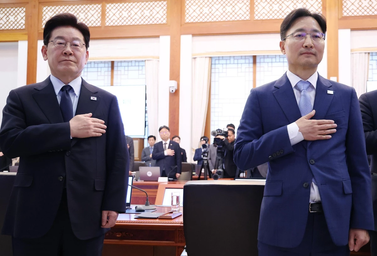 이재명 대통령과 임광현 비서실장이 15일 청와대에서 열린 수석보좌관회의에서 국민의례를 하고 있다.  / 뉴스1