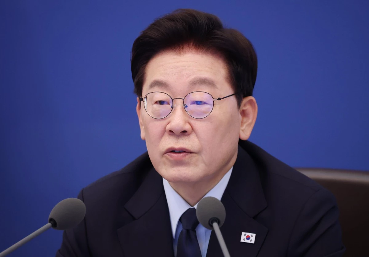 이재명 대통령이 15일 청와대에서 열린 수석보좌관회의에서 발언을 하고 있다. 이 자리에서 이 대통령은 장모 살인사건 등 관계성 범죄와 무차별 흉기난동 사건이 잇따르는 것과 관련, '전쟁을 선포한다는 각오로 특단의 대책을 조속하게 수립해야 되겠다'고 지시했다. / 뉴스1