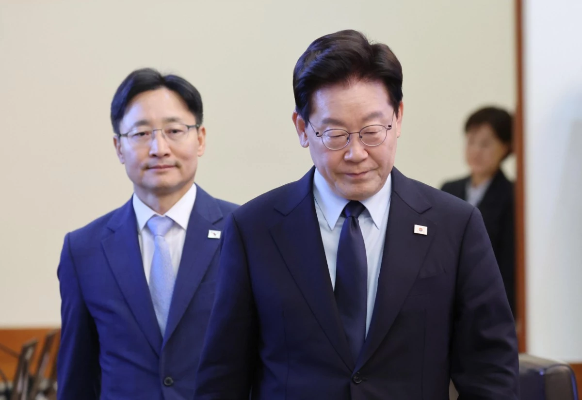 이재명 대통령과 임광현 비서실장이 15일 청와대에서 열린 수석보좌관회의에 입장하고 있다. / 뉴스1
