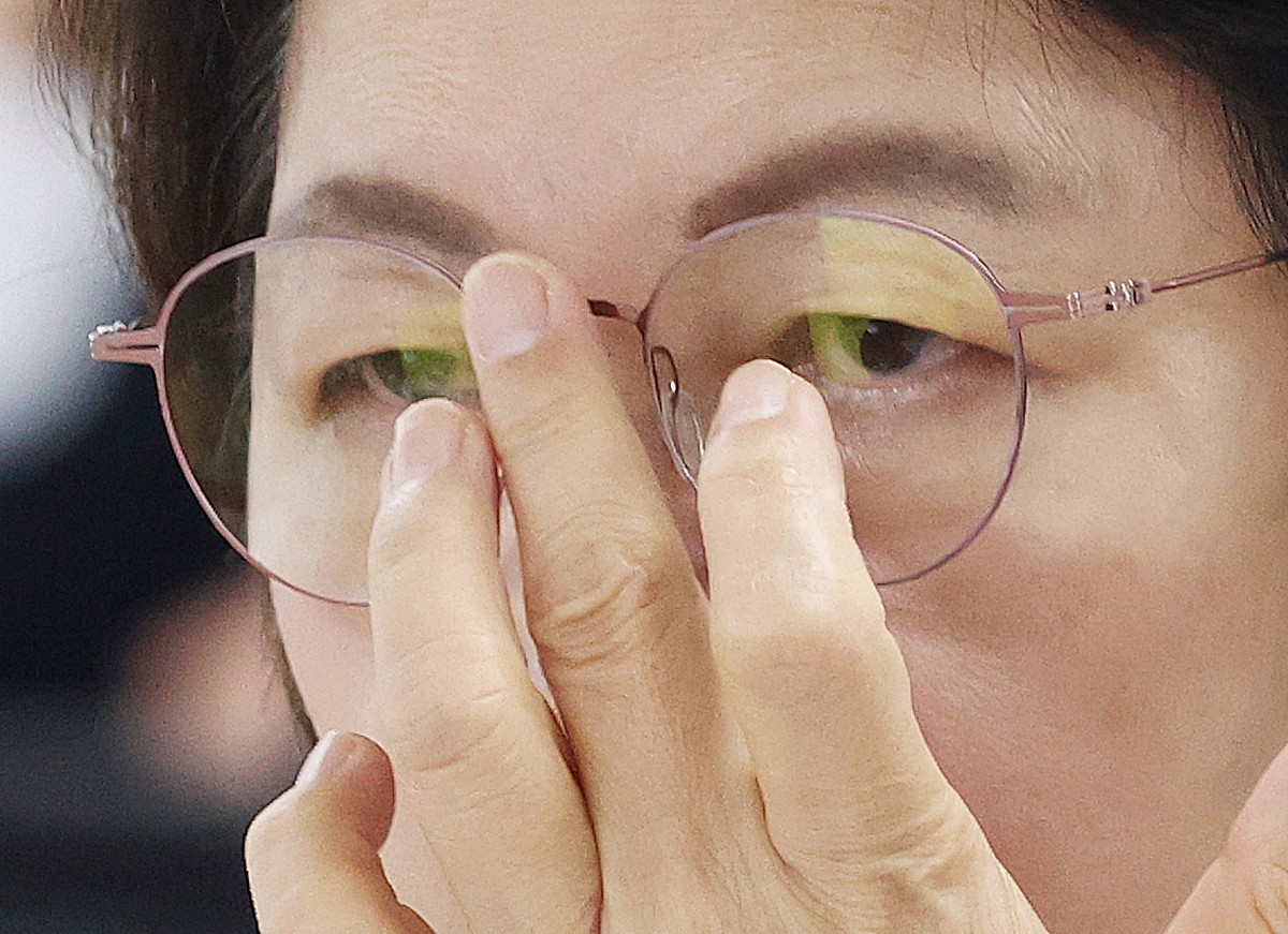 추미애 경기도지사가 13일 경기 수원시 영통구 경기도청에서 열린 국회 행정안전위원회의 경기도에 대한 국정감사에서 의원 질의를 경청하며 안경을 고쳐쓰고 있다. 기사 이해를 돕기 위한 자료 사진 / 뉴스1
