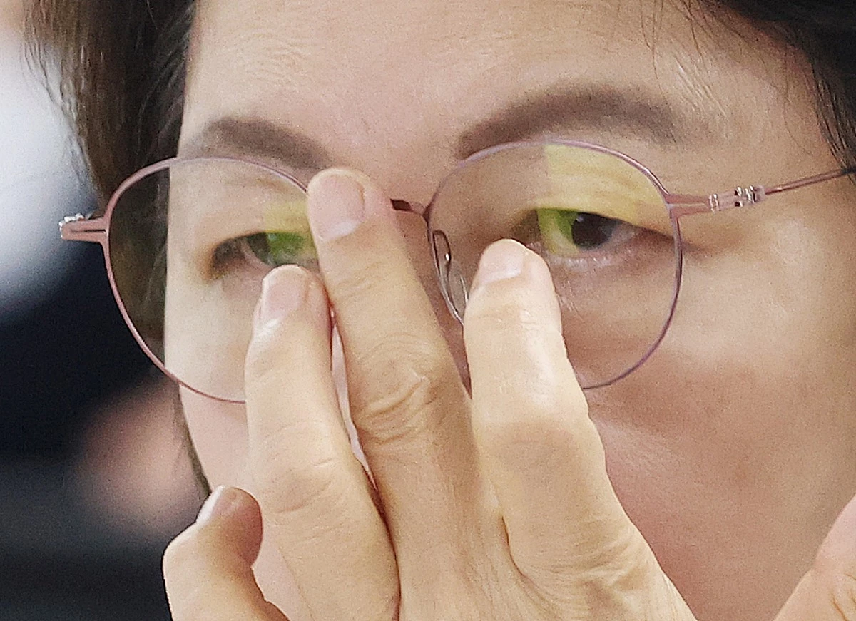 추미애 경기도지사가 13일 경기 수원시 영통구 경기도청에서 열린 국회 행정안전위원회의 경기도에 대한 국정감사에서 의원 질의를 경청하며 안경을 고쳐쓰고 있다. 기사 이해를 돕기 위한 자료 사진 / 뉴스1