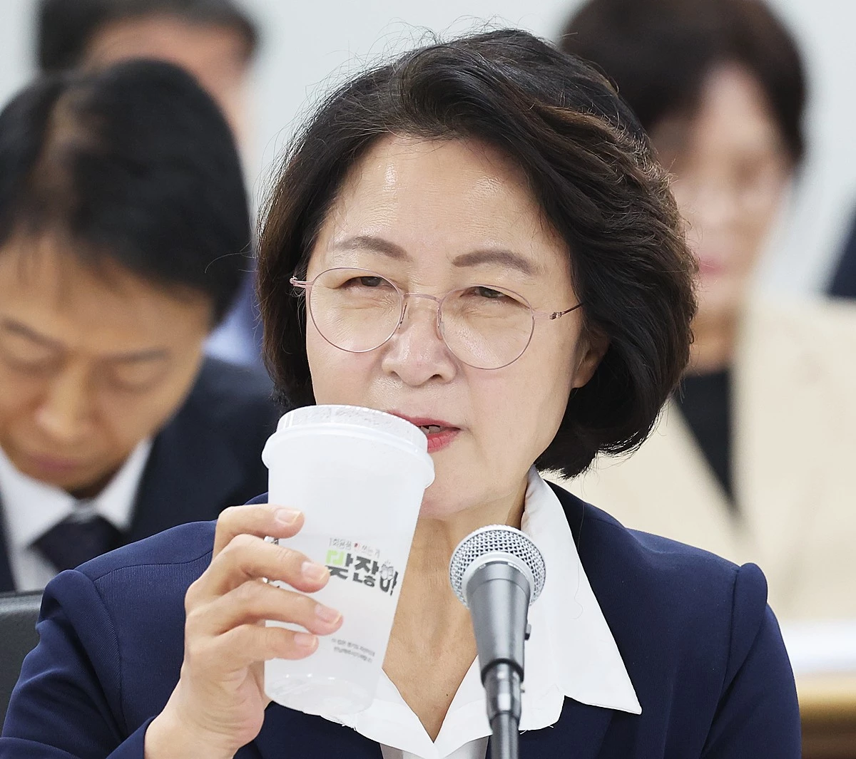 추미애 경기도지사가 13일 경기도청에서 열린 경기도에 대한 국정감사에서 물을 마시고 있다. 기사 이해를 돕기 위한 자료 사진. 추 지사는 지난 13일 경기도청에서 열린 국회 행정안전위원회 국정감사에서 소방 예산과 관련해 '소방이 가장 큰 골치 아픈 재정 빨대 같다'라고 말했다. 당시 추 지사는 소방공무원이 2020년 국가직으로 전환됐지만 인건비와 사업비 등 상당한 예산을 여전히 지방자치단체가 부담하고 있다는 점을 설명하는 과정에서 이렇게 밝혔다. 경기도는 추 지사의 해당 발언에 대해 소방공무원을 비하하려는 것이 아니라 지방재정 부담 문제를 강조하려는 취지였다고 해명했다. / 연합뉴스