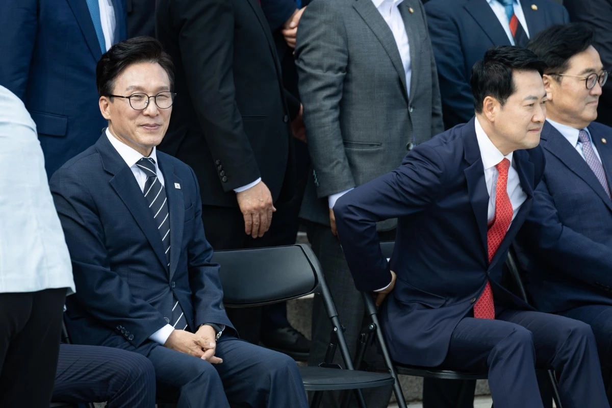 김민석(왼쪽) 더불어민주당 대표, 장동혁 국민의힘대표가 9월 3일 서울 여의도 국회에서 제22대 국회 후반기 국회의원 단체사진 촬영을 위해 자리하고 있다. / 뉴스1