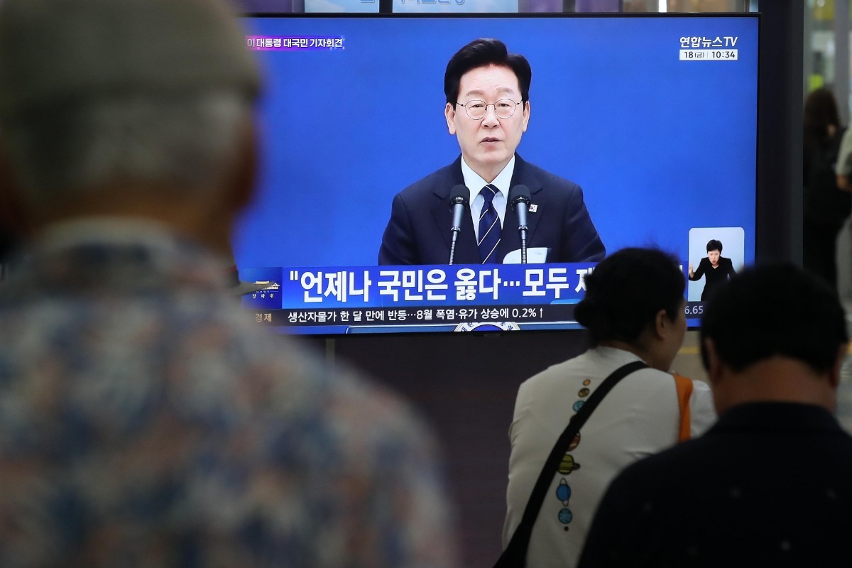 9월 18일 대구 동구 동대구역에서 시민들이 이재명 대통령 기자회견을 지켜보고 있다. / 뉴스1