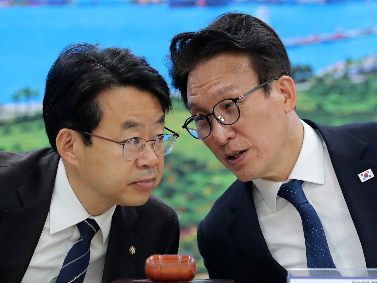 김민석(오른쪽) 더불어민주당 대표와 박홍배 부산시당위원장이 16일 부산 동구 더불어민주당 부산시당에서 열린 부산 최고위원회의에서 대화하고 있다. / 뉴스1