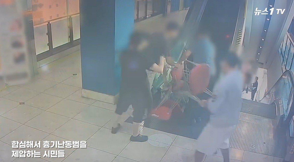 지난 13일 인천 남동구의 한 복합상가에서 상인과 시민들이 흉기 난동 피의자를 제압하는 모습. / 유튜브 '뉴스1TV'
