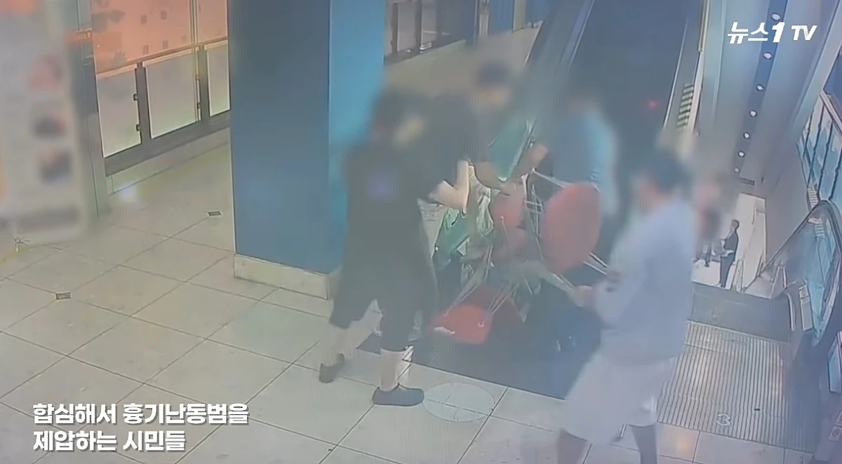 지난 13일 인천 남동구의 한 복합상가에서 상인과 시민들이 흉기 난동 피의자를 제압하는 모습. / 유튜브 '뉴스1TV'