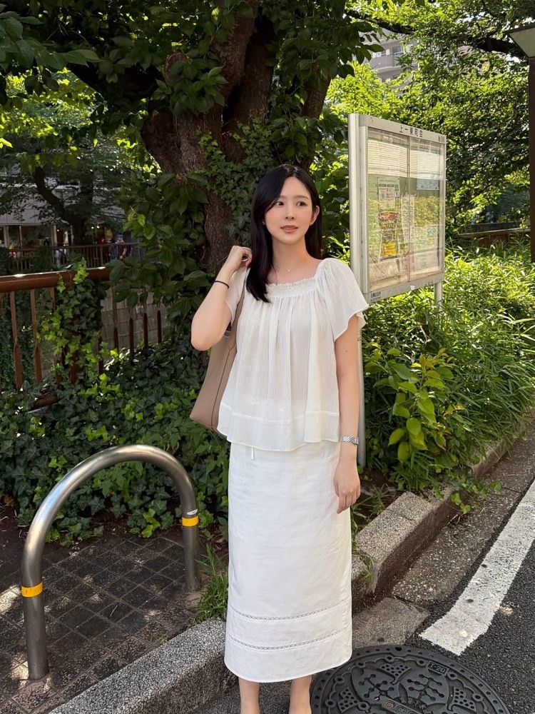 박지현은 2020년 방송된 채널A '하트시그널3'에 출연하며 대중에게 이름을 알렸다. 단아하고 청순한 이미지로 방송 초반부터 다수의 남성 출연자에게 호감 표시를 받으며 '몰표녀'라는 별칭을 얻었다. 방송 이후에는 유튜브 채널을 개설하는 등 인플루언서로 활동 영역을 넓혀왔다. 결혼 소식은 2023년 3월 전해졌다. 남편은 16세 연상의 비연예인 사업가다. 결혼 3년여 만인 올해 5월에는 임신 소식을 전한 바 있다. / 박지현 인스타그램