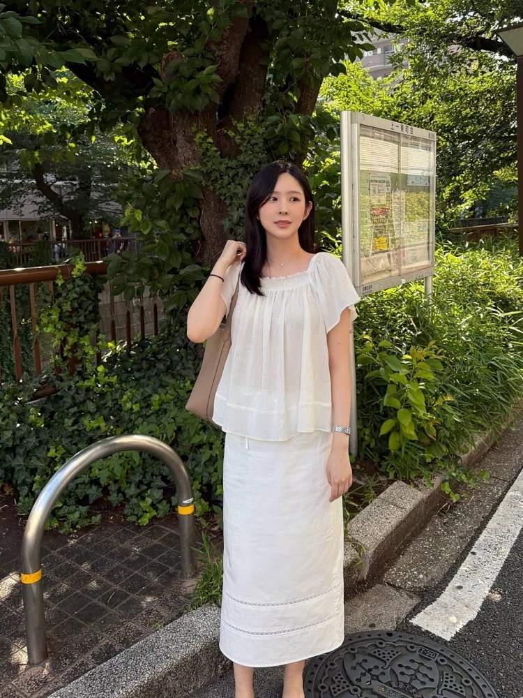 박지현은 2020년 방송된 채널A '하트시그널3'에 출연하며 대중에게 이름을 알렸다. 단아하고 청순한 이미지로 방송 초반부터 다수의 남성 출연자에게 호감 표시를 받으며 '몰표녀'라는 별칭을 얻었다. 방송 이후에는 유튜브 채널을 개설하는 등 인플루언서로 활동 영역을 넓혀왔다. 결혼 소식은 2023년 3월 전해졌다. 남편은 16세 연상의 비연예인 사업가다. 결혼 3년여 만인 올해 5월에는 임신 소식을 전한 바 있다. / 박지현 인스타그램