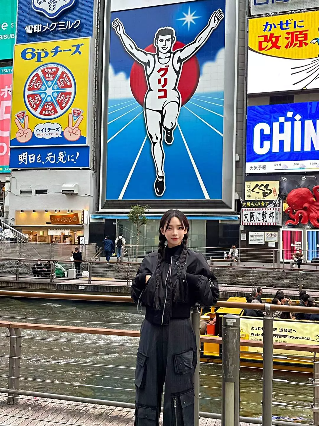 오사카 글리코상 간판 앞에서 인증샷 남긴 에스파 키리나. / 카리나 SNS