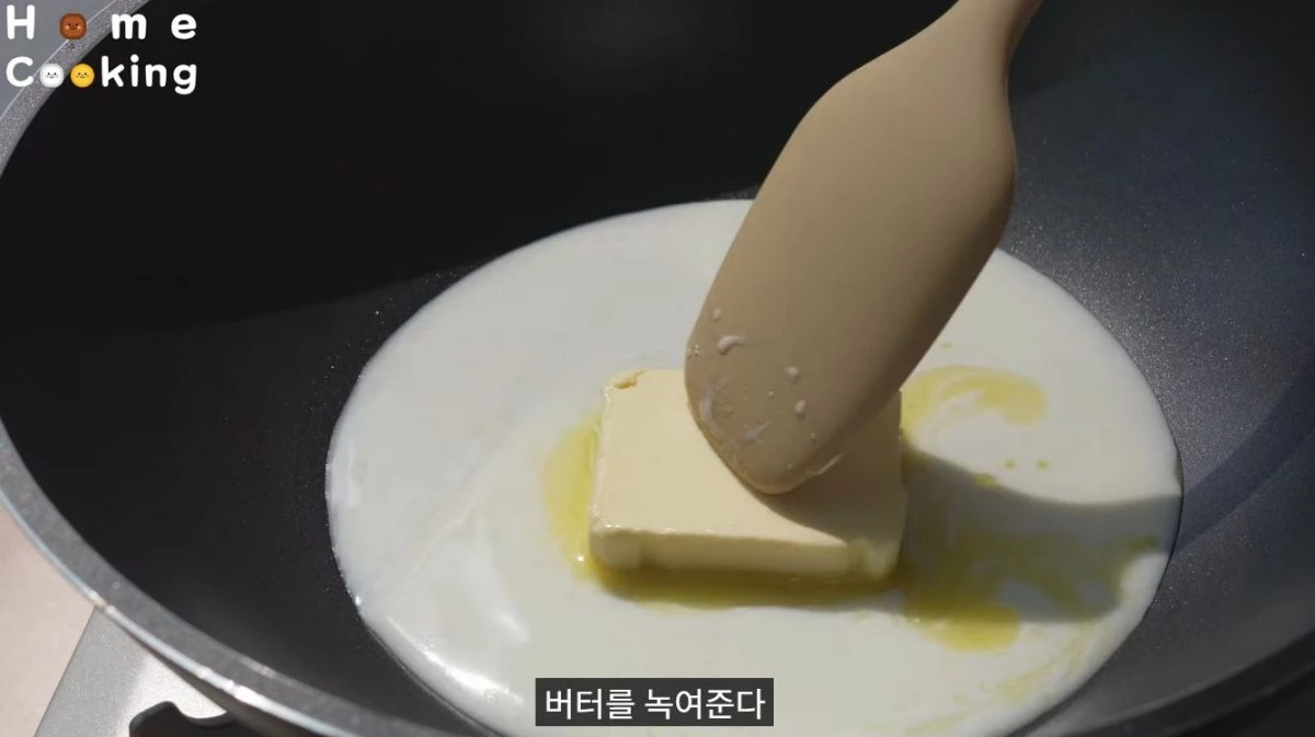 버터를 녹이는 모습. / 유튜브 '집밥요리 Home Cooking'