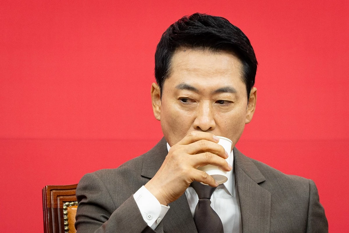 장동혁 국민의힘 대표가 지난달 21일 서울 여의도 국회에서 열린 최고위원회의에서 물을 마시고 있다. / 뉴스1