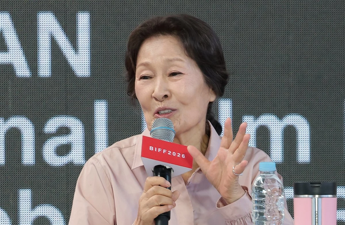 배우 김혜자가 지난 8일 부산 해운대구 영화의전당 루프씨어터에서 열린 ‘제31회 부산국제영화제’ 영화 ‘여전히 찬란하게’ 야외무대인사에서 인사를 하고 있다. / 뉴스1