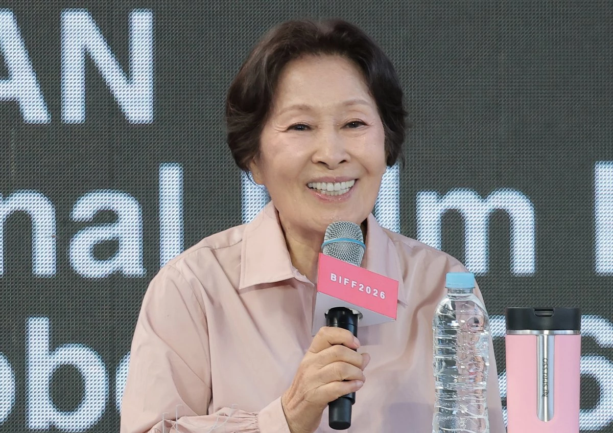 배우 김혜자가 지난 8일 부산 해운대구 영화의전당 루프씨어터에서 열린 ‘제31회 부산국제영화제’ 영화 ‘여전히 찬란하게’ 야외무대인사에서 인사말을 하고 있다. / 뉴스1