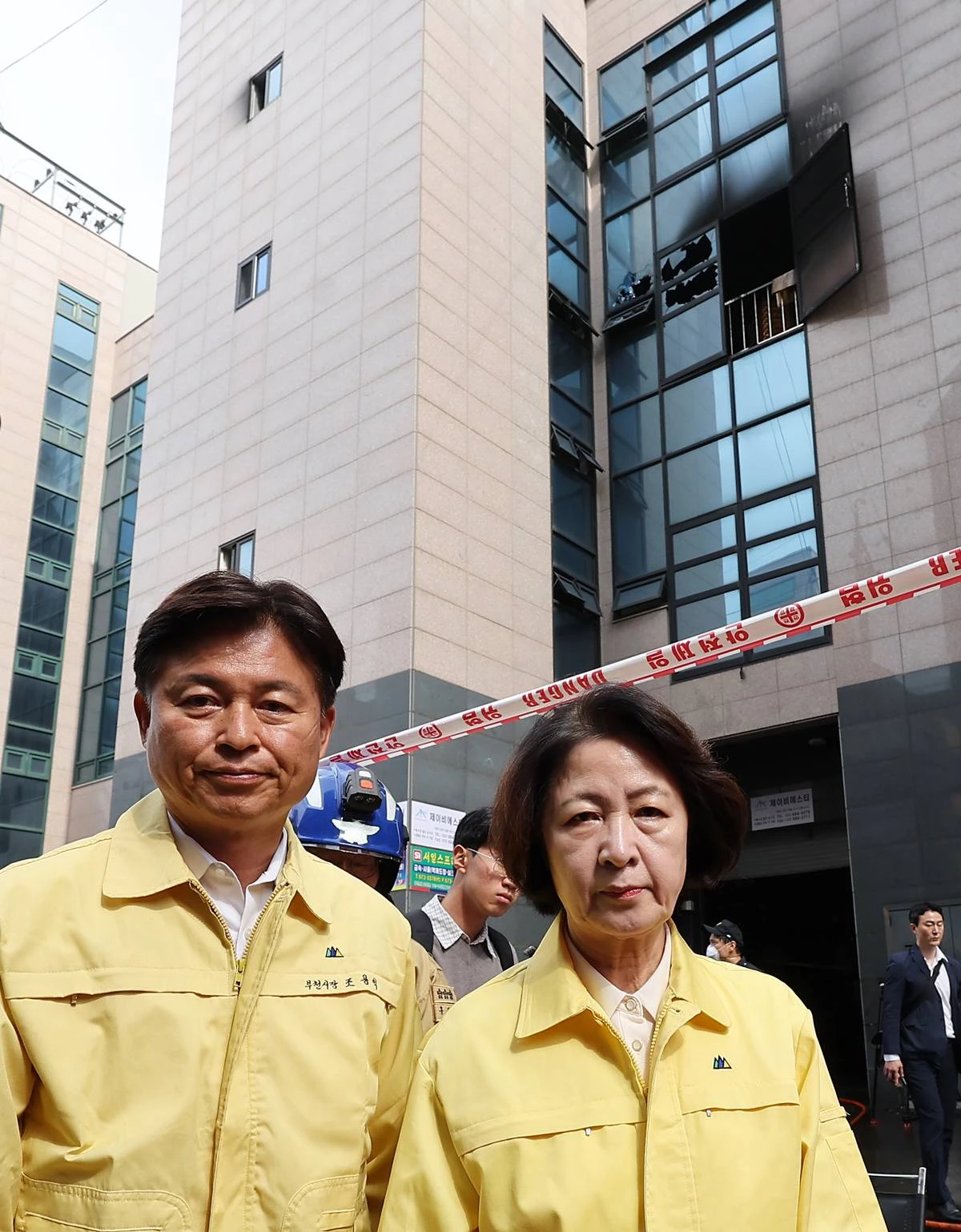 추미애 경기도지사가 16일 화재가 발생한 경기도 부천시 오정구의 한 공장을 찾아 이동하고 있다. 추 지사는 '부상한 소방관들의 치료와 회복에 만전을 기하도록 하겠다'라고 말했다. 이어 '경기소방이 3분 만에 출동해 피해 확산을 막아냈다'라며 '현장에서 작업하는 분들을 먼저 내보내고 소방관들이 가장 뒤늦게 남아서 나오다가 미처 안전하게 대피를 못 했다'라며 부상 경위에 안타까움을 나타냈다. / 뉴스1