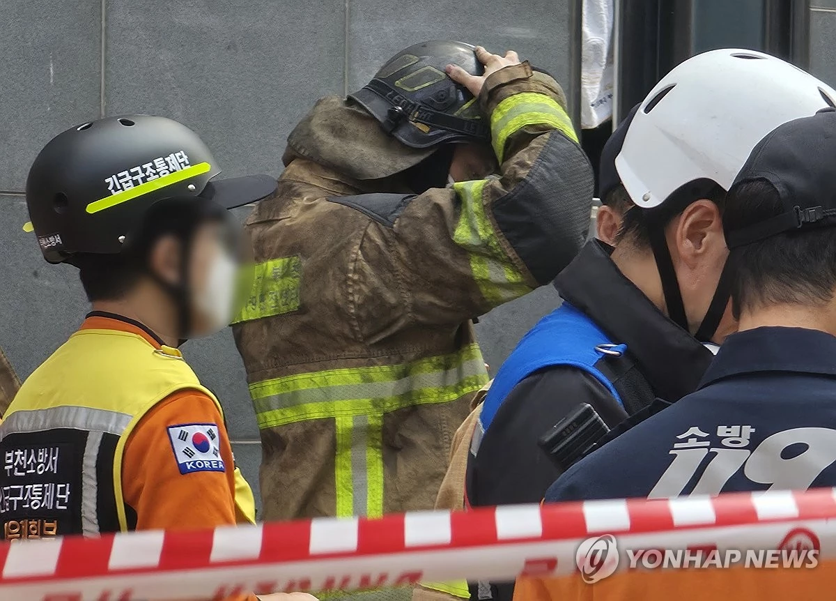 16일 경기 부천의 한 금속부품 도장 공장에서 화재 진압을 마친 소방대원이 검게 그을린 방화복을 입고 있는 모습 / 연합뉴스
